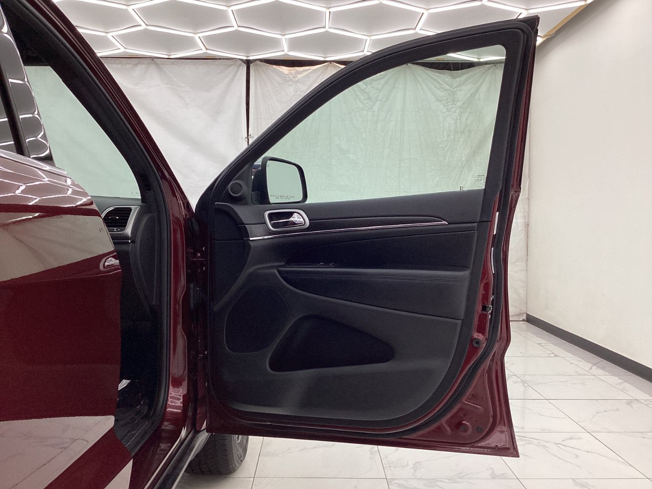 Used 2018 Jeep Grand Cherokee Limited AWD/4WD image 19