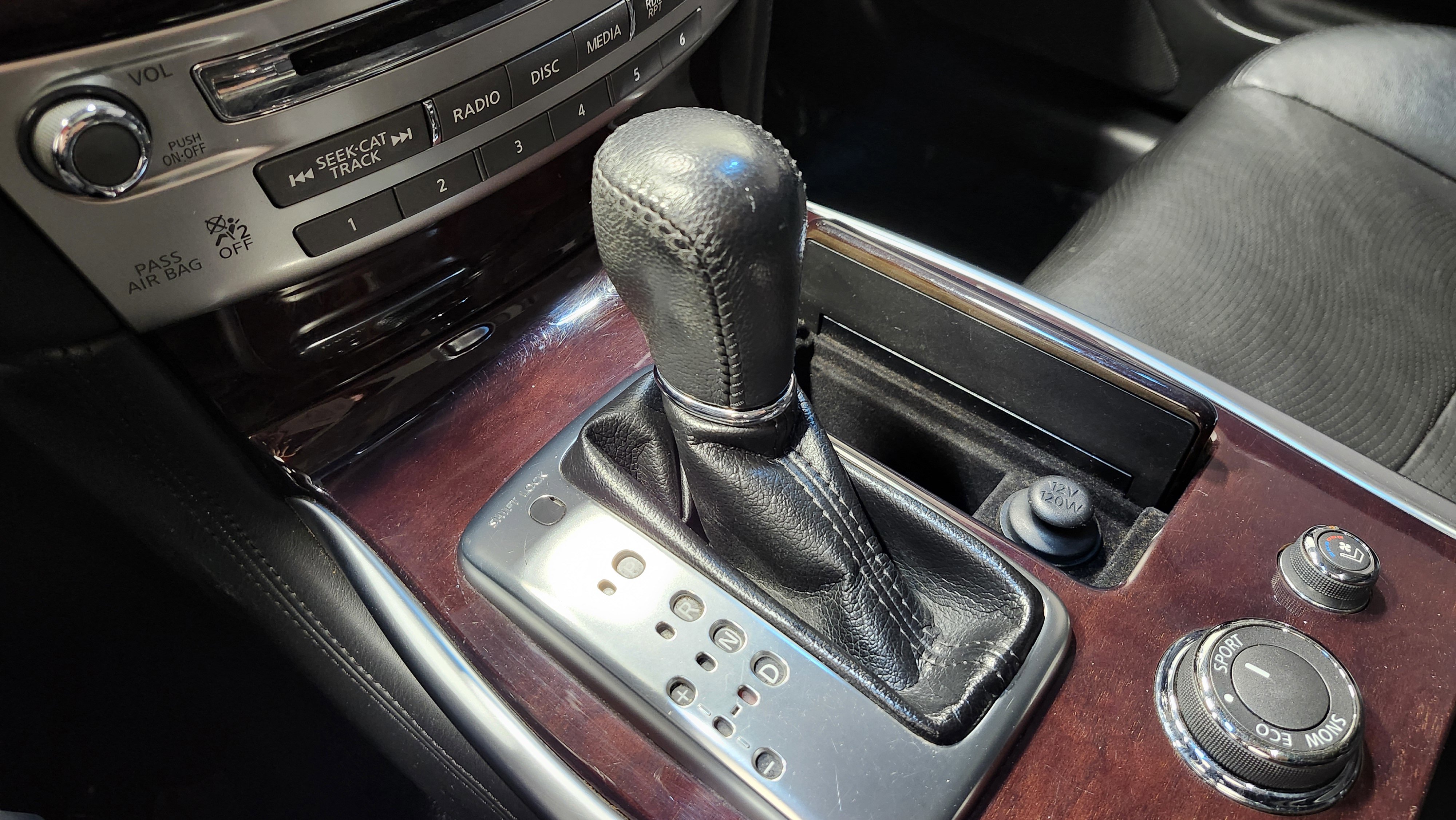 Used 2019 INFINITI Q70 Luxe image 36