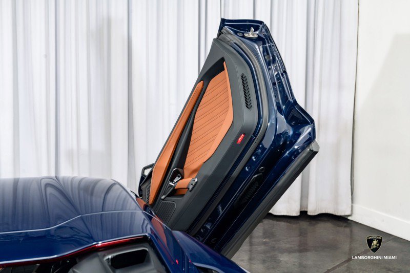 Used 2025 Lamborghini Revuelto image 42