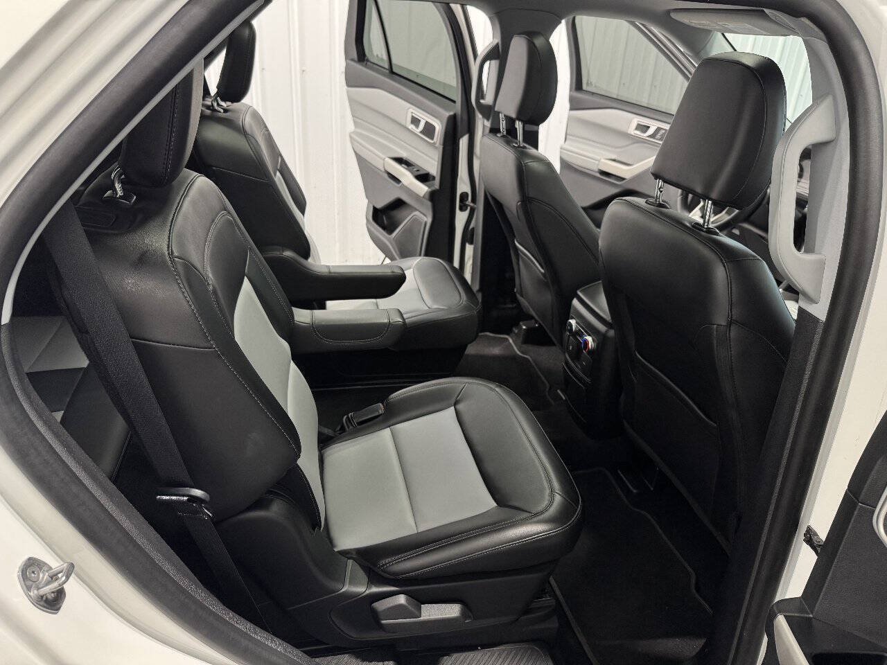 Used 2022 Ford Explorer XLT w/ XLT Sport Appearance Package AWD/4WD image 27
