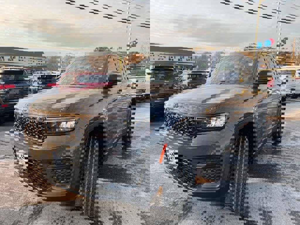 New 2025 Jeep Grand Cherokee Altitude image 3