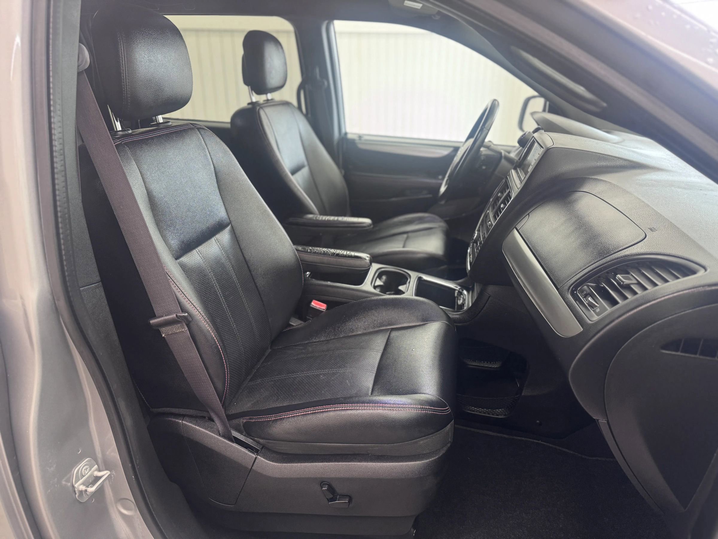 Used 2016 Dodge Grand Caravan R/T image 10