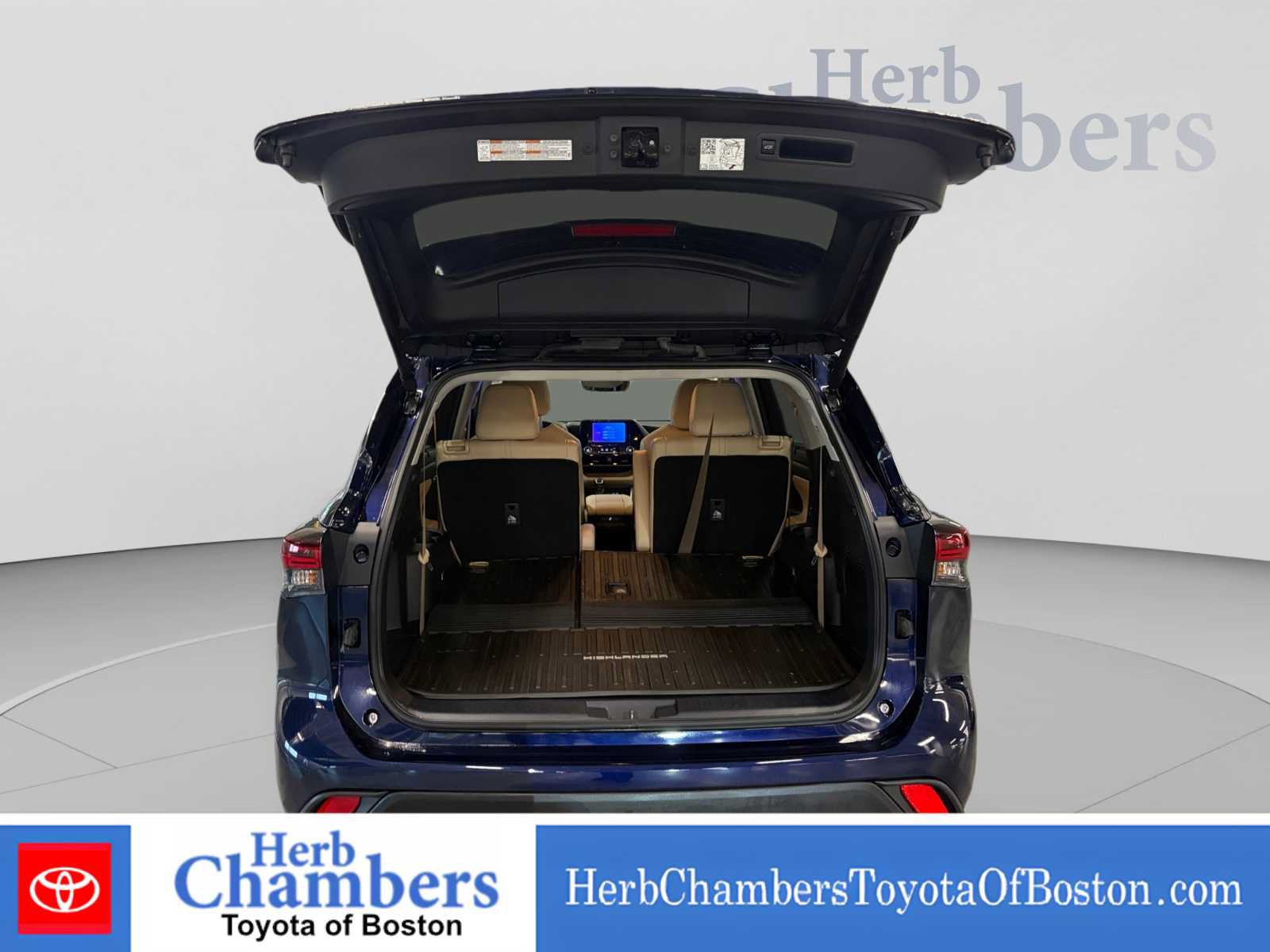 Used 2024 Toyota Highlander XLE AWD/4WD image 4