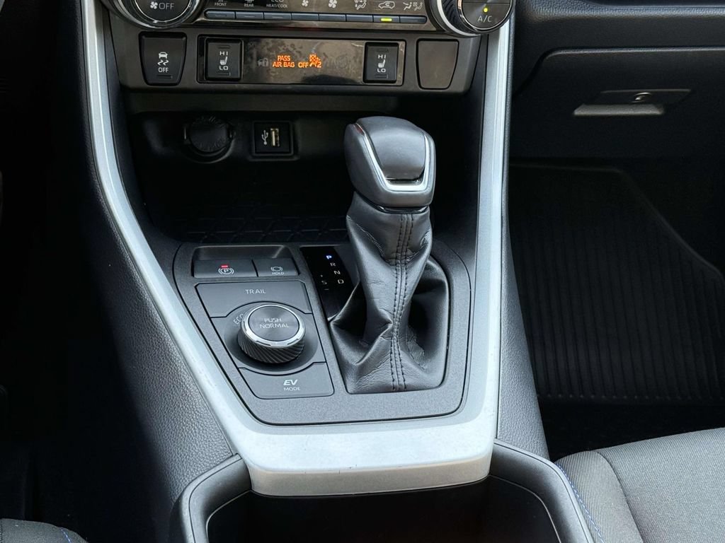 Used 2024 Toyota RAV4 SE w/ Convenience Package AWD/4WD image 17