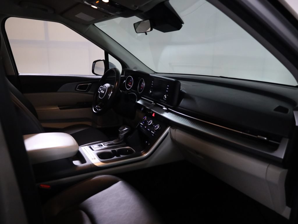 Used 2022 Kia Carnival LX FWD image 57