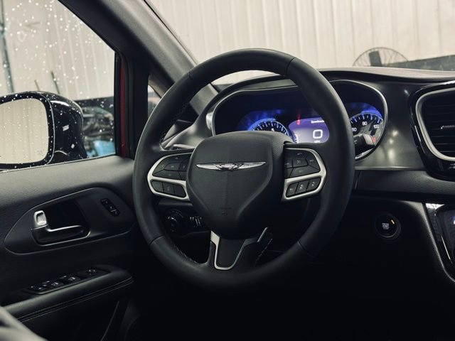 Used 2025 Chrysler Pacifica Select FWD image 28