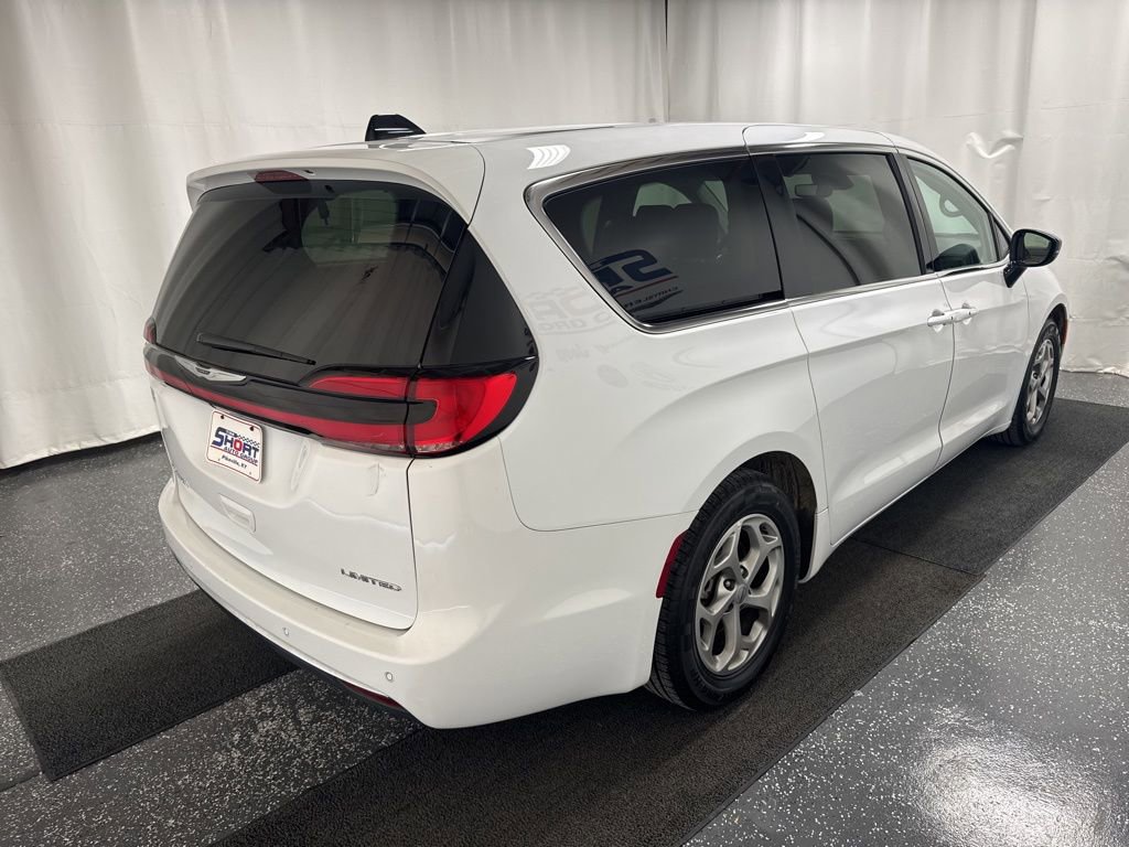 Used 2024 Chrysler Pacifica Limited w/ Uconnect Theater Family Group image 5