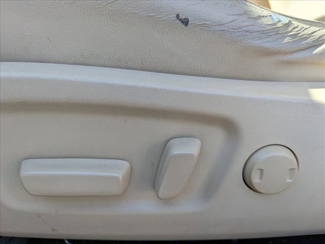 Used 2014 Toyota Highlander Limited w/ Driver Technology Package image 11