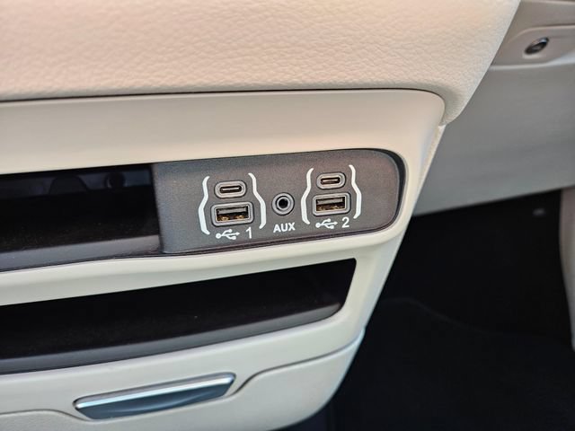 Used 2024 Chrysler Pacifica Touring-L FWD image 32