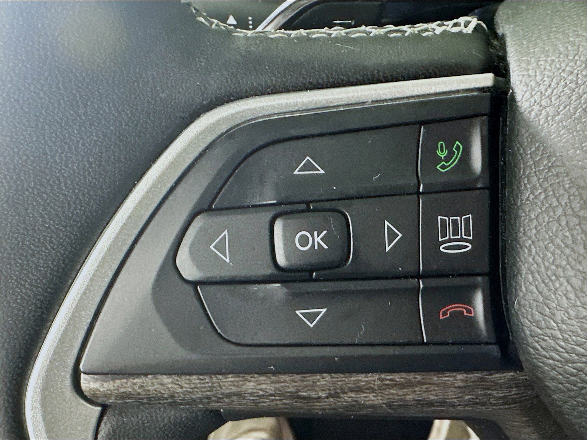 Used 2023 Jeep Grand Cherokee Limited image 13