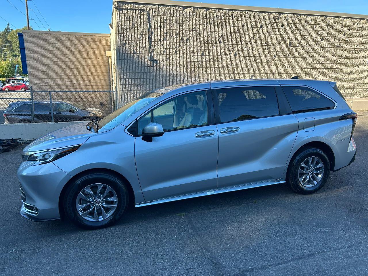 Used 2023 Toyota Sienna XLE AWD/4WD image 8