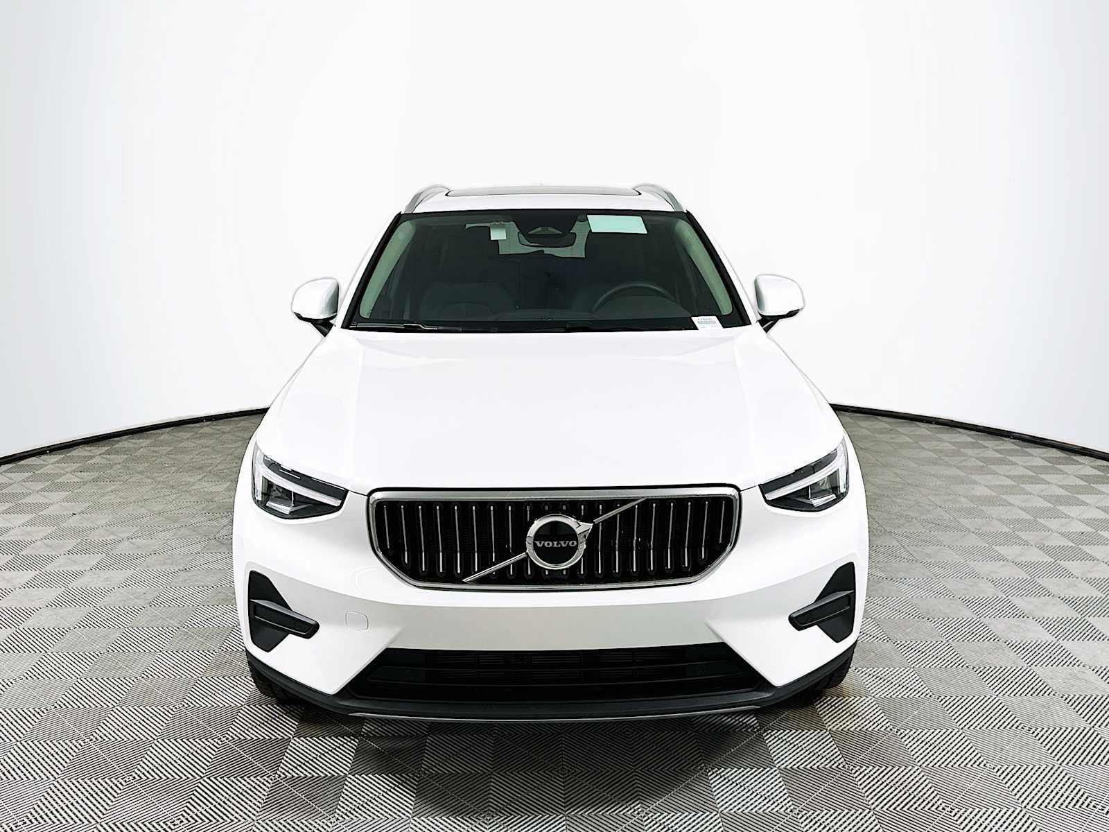 Certified 2025 Volvo XC40 B5 Core w/ Protection Package Premier image 2