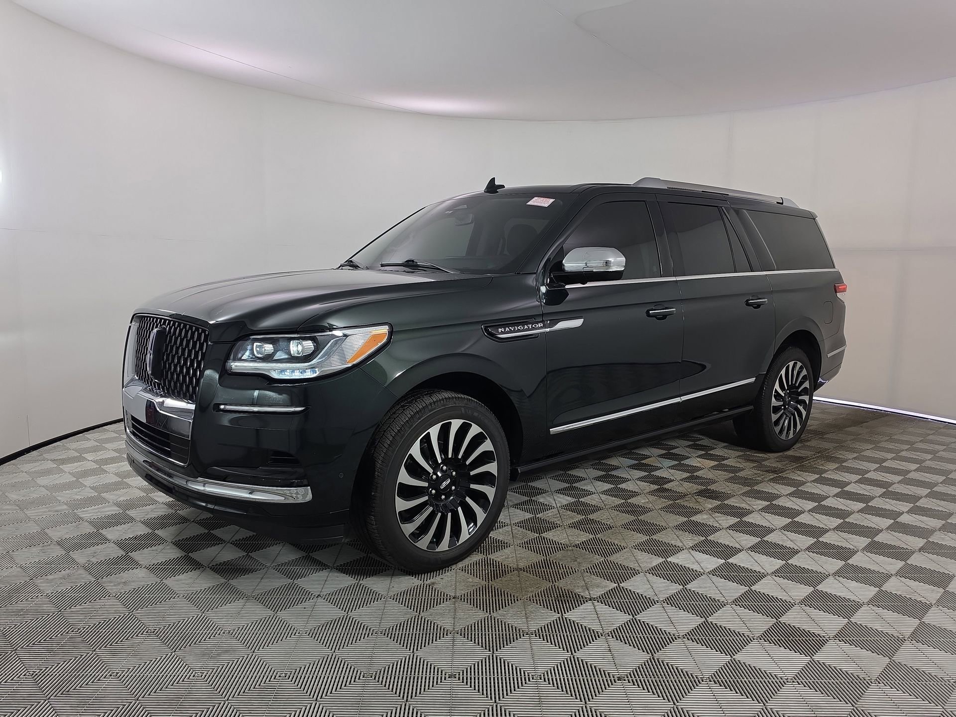 Used 2024 Lincoln Navigator L Black Label AWD/4WD image 3