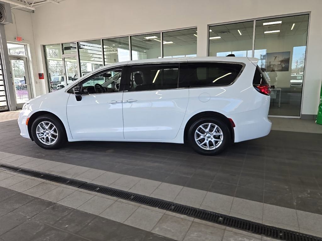 Used 2024 Chrysler Pacifica Touring-L image 8