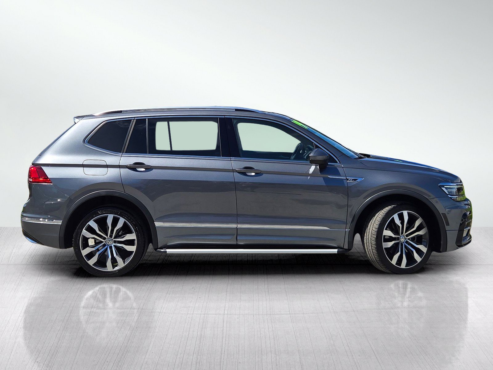 Used 2019 Volkswagen Tiguan SEL Premium R-Line AWD/4WD image 3