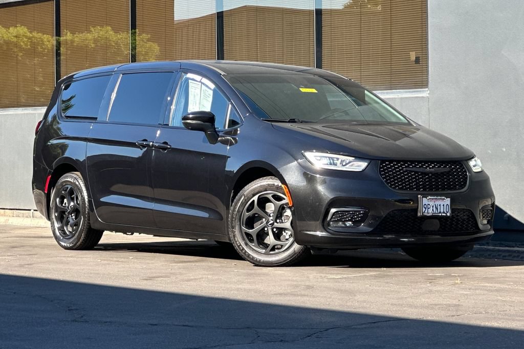 Used 2023 Chrysler Pacifica Touring-L w/ Uconnect Theater Family Group FWD image 2