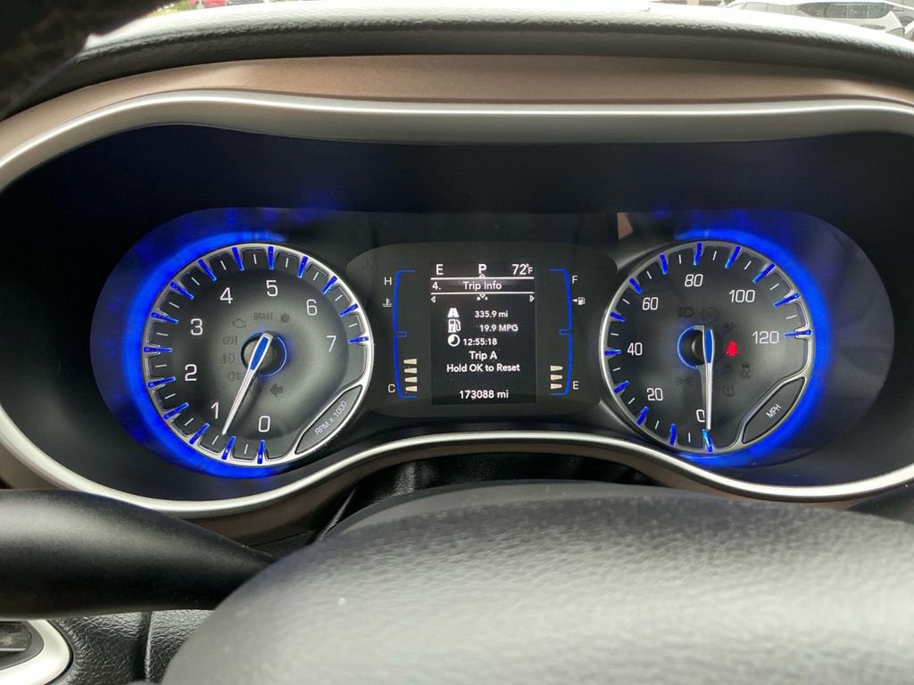 Used 2018 Chrysler Pacifica Touring-L FWD image 19