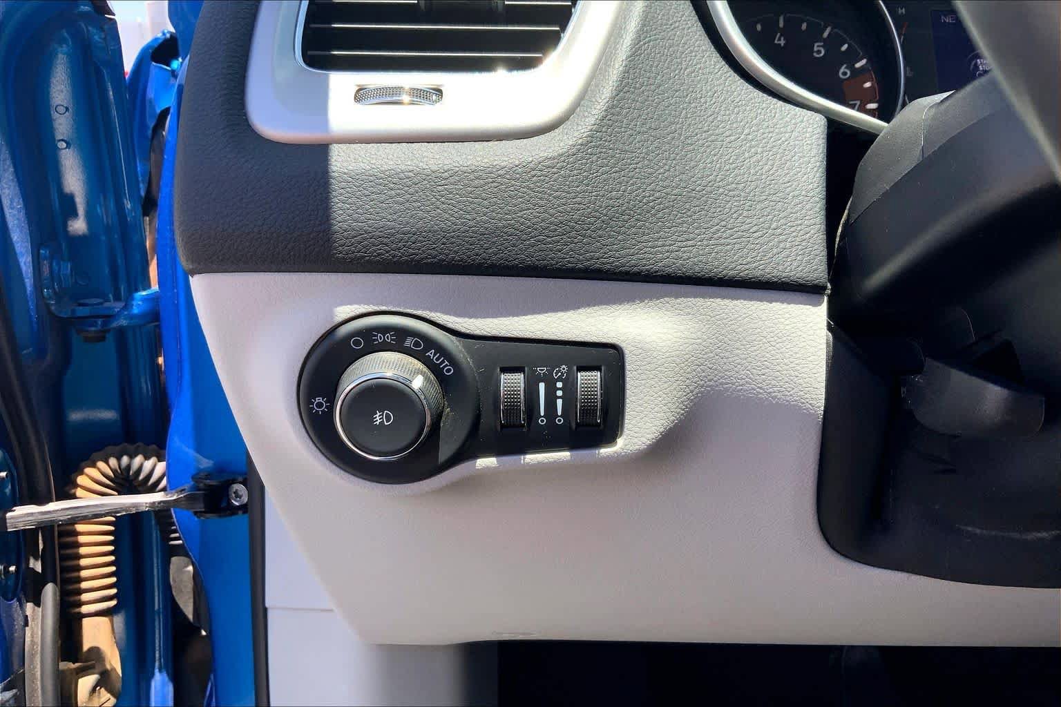 Used 2020 Jeep Compass Latitude w/ Cold Weather Group AWD/4WD image 36