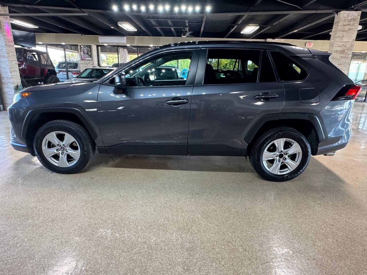 Used 2021 Toyota RAV4 LE AWD/4WD image 4