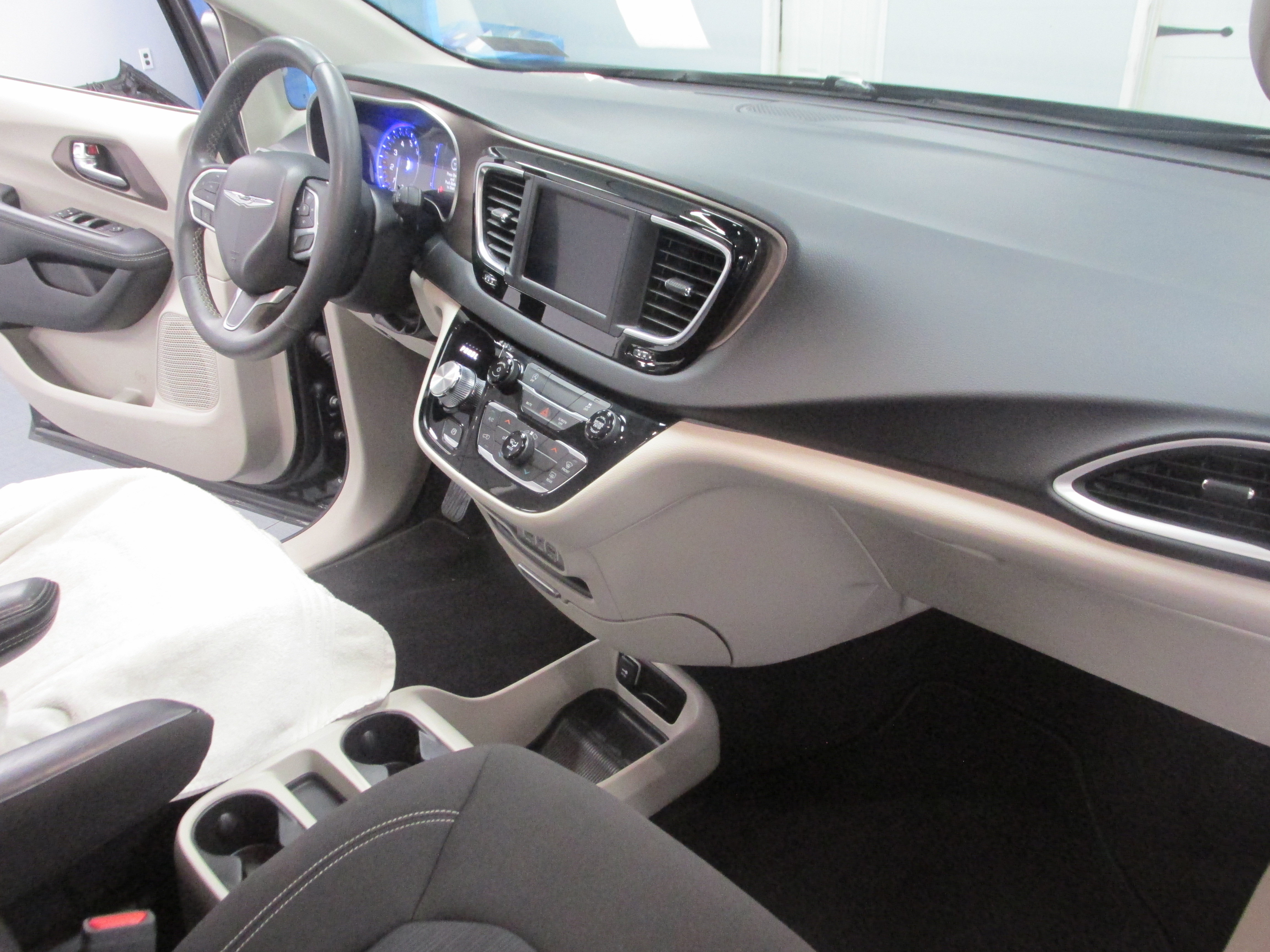 Used 2023 Chrysler Voyager LX FWD image 24