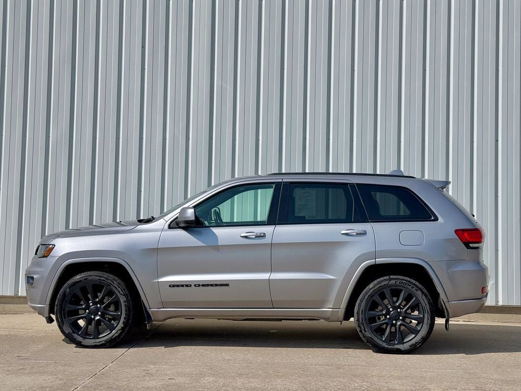 Used 2019 Jeep Grand Cherokee Altitude AWD/4WD image 3
