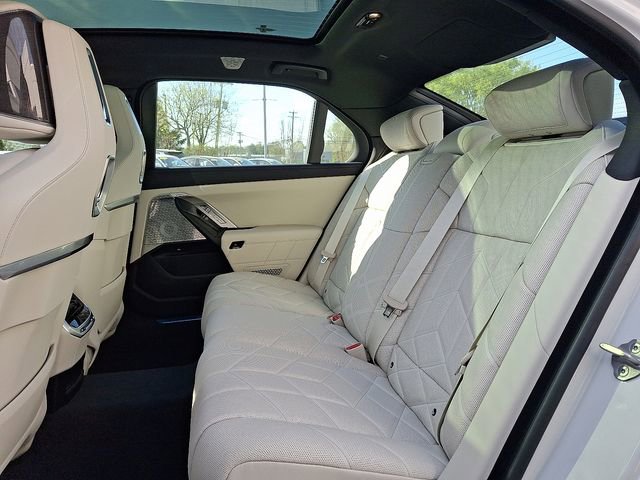 New 2026 BMW i7 xDrive60 w/ Executive Package image 9