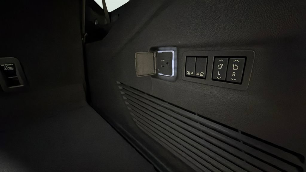 Used 2023 Chevrolet Suburban Premier RWD image 31