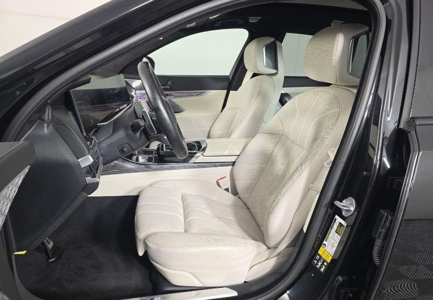 Used 2023 BMW 760i xDrive w/ Luxury Rear Seating Package AWD/4WD image 5