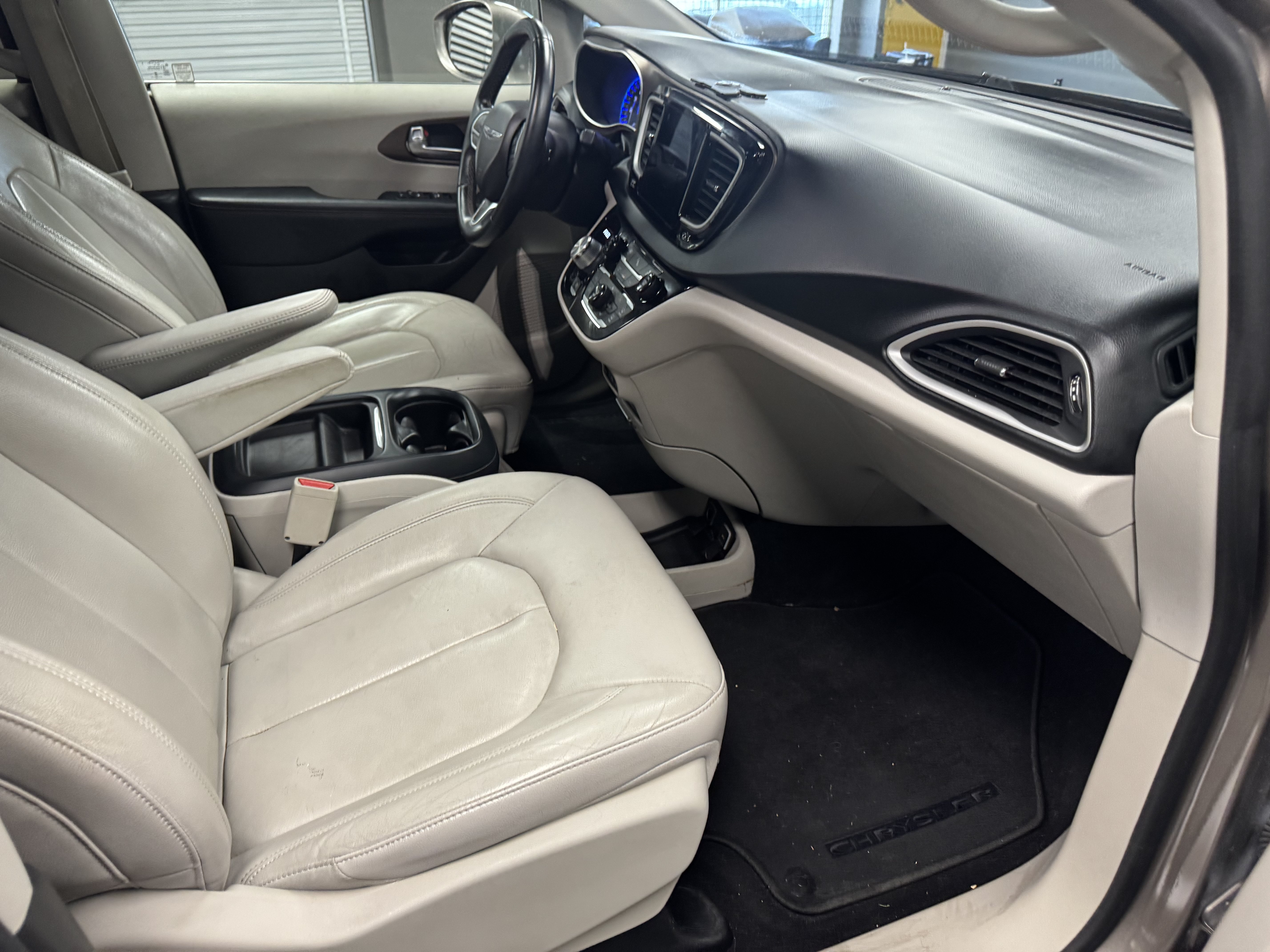 Used 2017 Chrysler Pacifica Touring-L FWD image 16