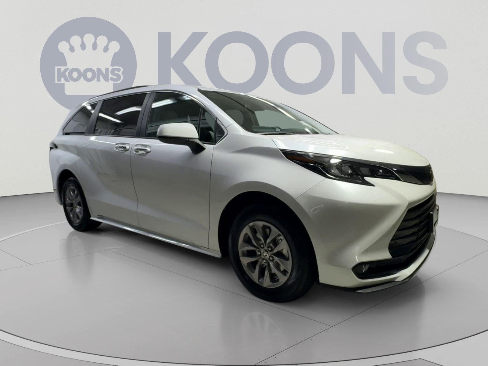 Used 2026 Toyota Sienna XLE FWD image 2