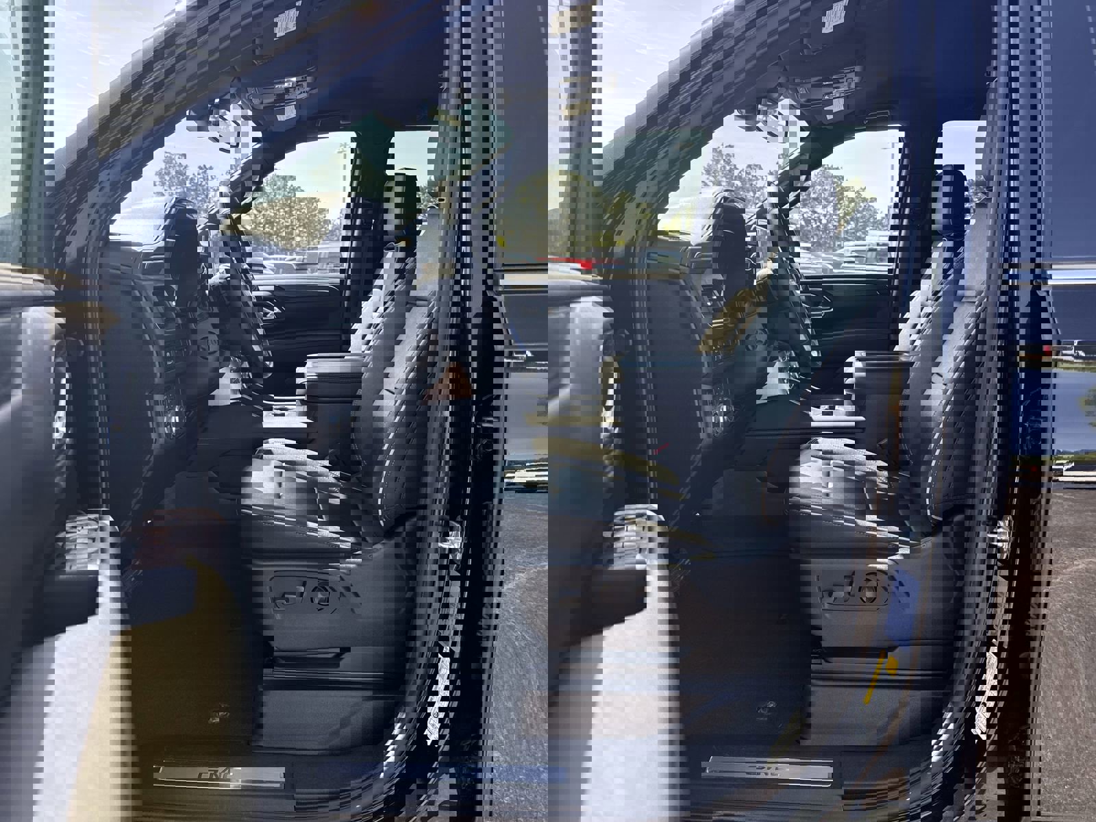 Used 2024 GMC Yukon SLT w/ SLT Luxury Package image 16