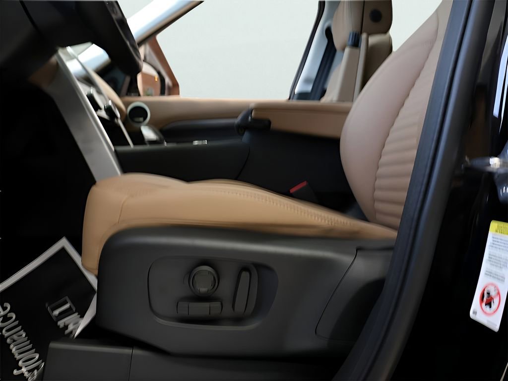 Certified 2025 Land Rover Discovery Metropolitan Edition image 76