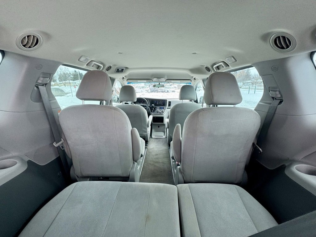 Used 2017 Toyota Sienna L image 10