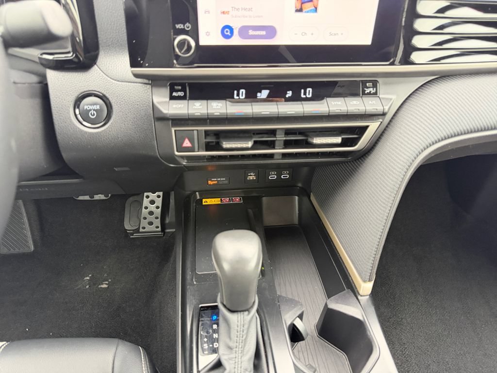 Used 2025 Toyota Camry SE FWD image 11