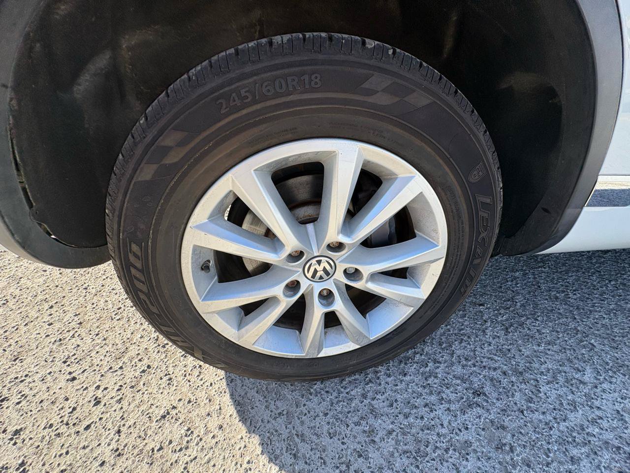 Used 2014 Volkswagen Touareg Sport AWD/4WD image 31