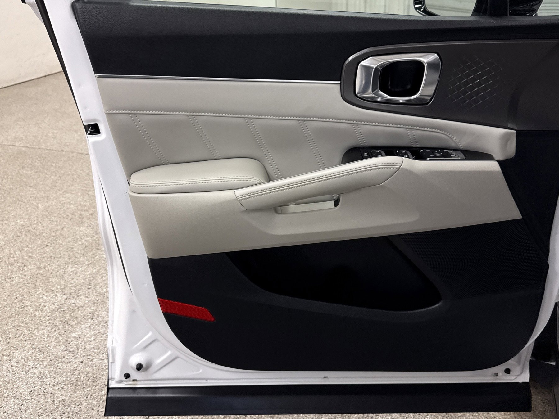 Used 2024 Kia Sorento SX image 3