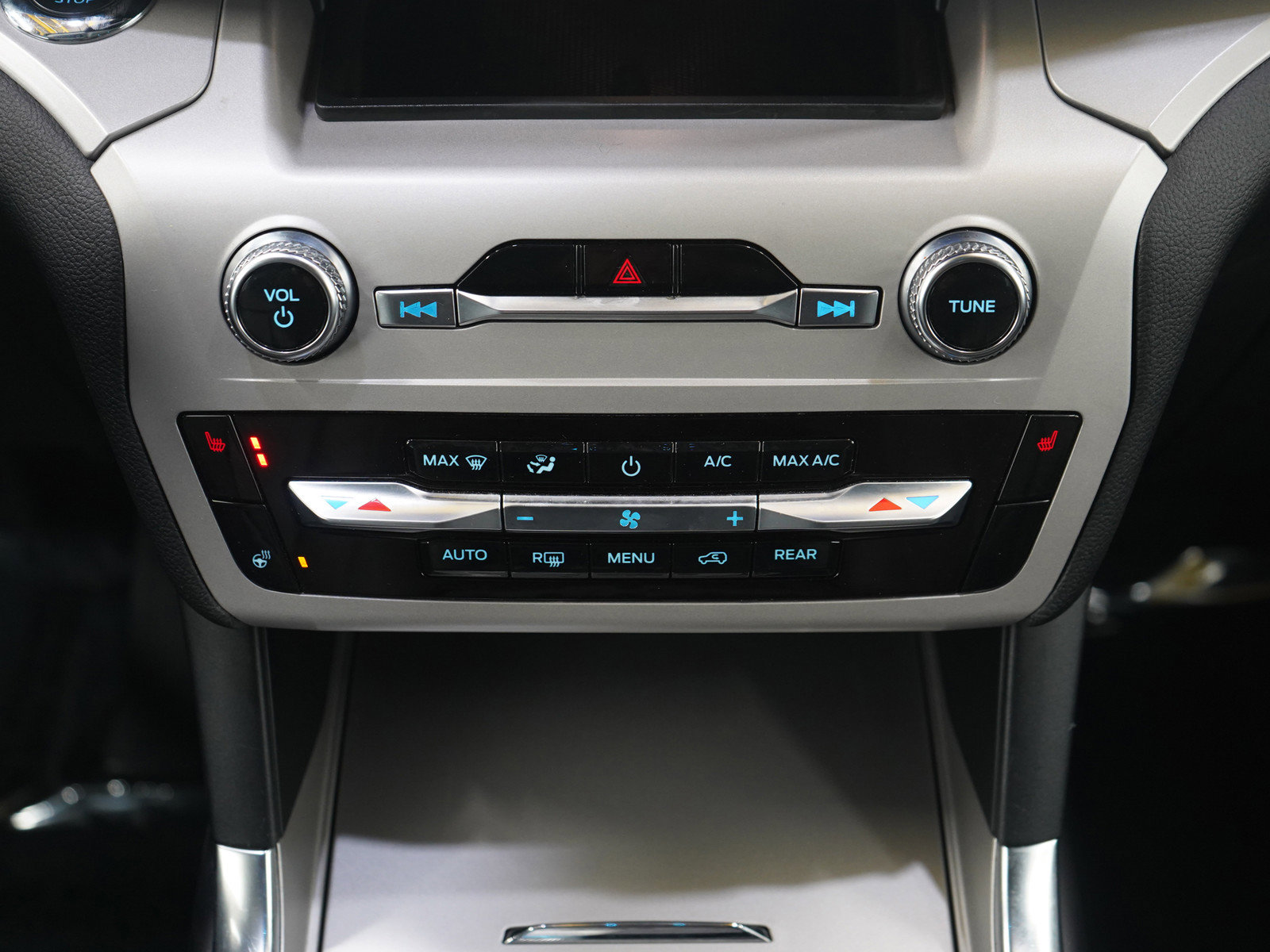 Used 2024 Ford Explorer XLT image 17