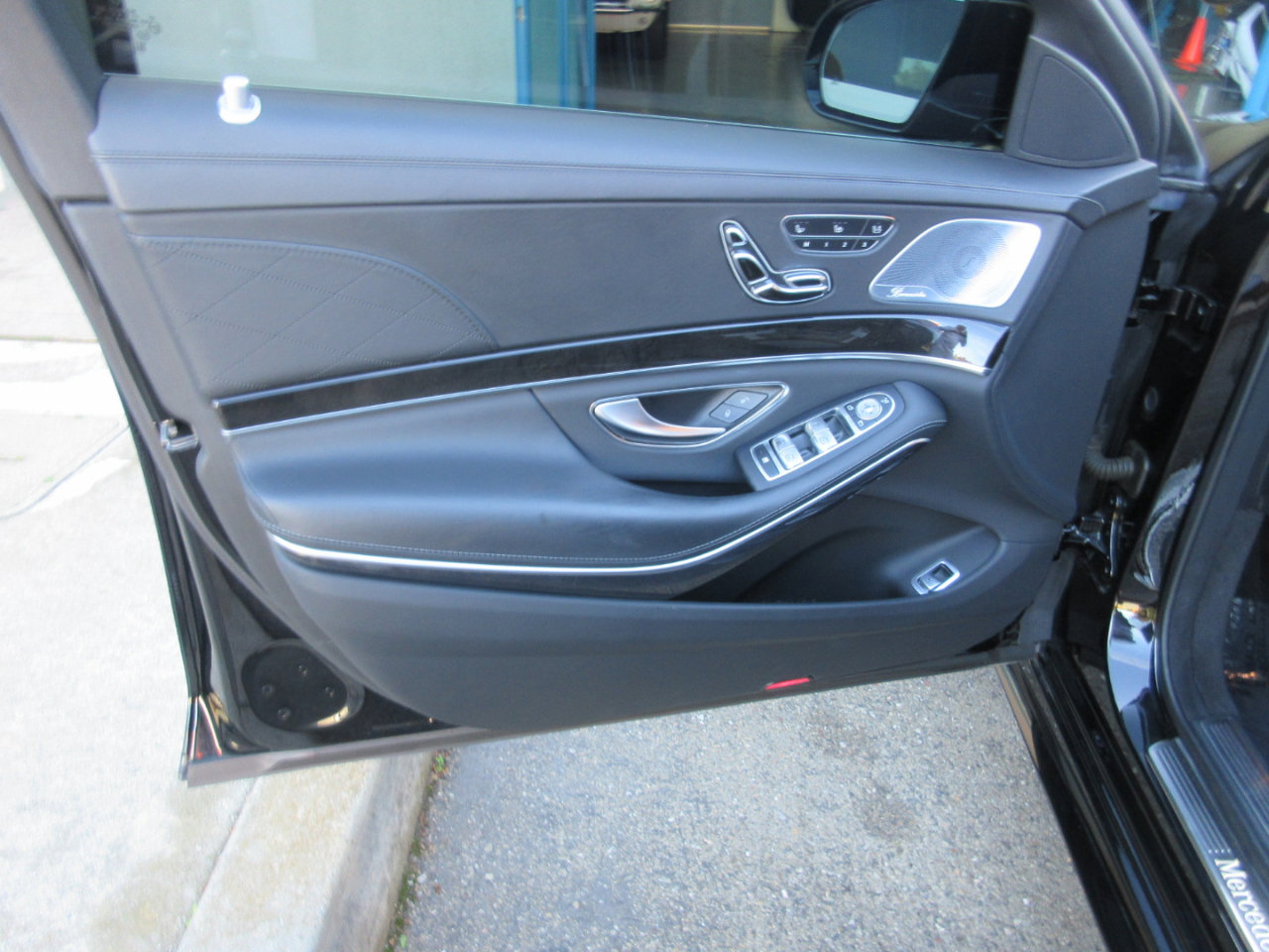 Used 2020 Mercedes-Benz S 560 Sedan w/ AMG Line Exterior image 5