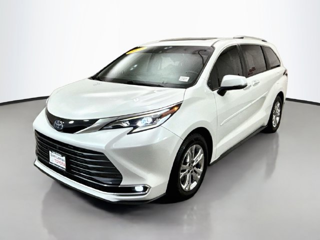 Used 2022 Toyota Sienna Platinum AWD/4WD image 3