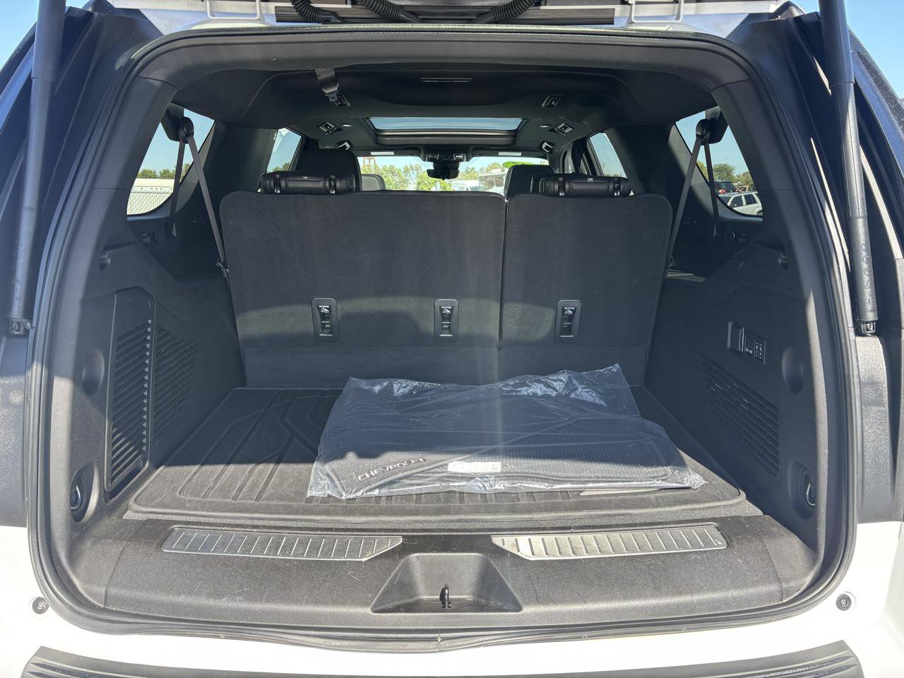 Used 2025 Chevrolet Suburban High Country AWD/4WD image 12