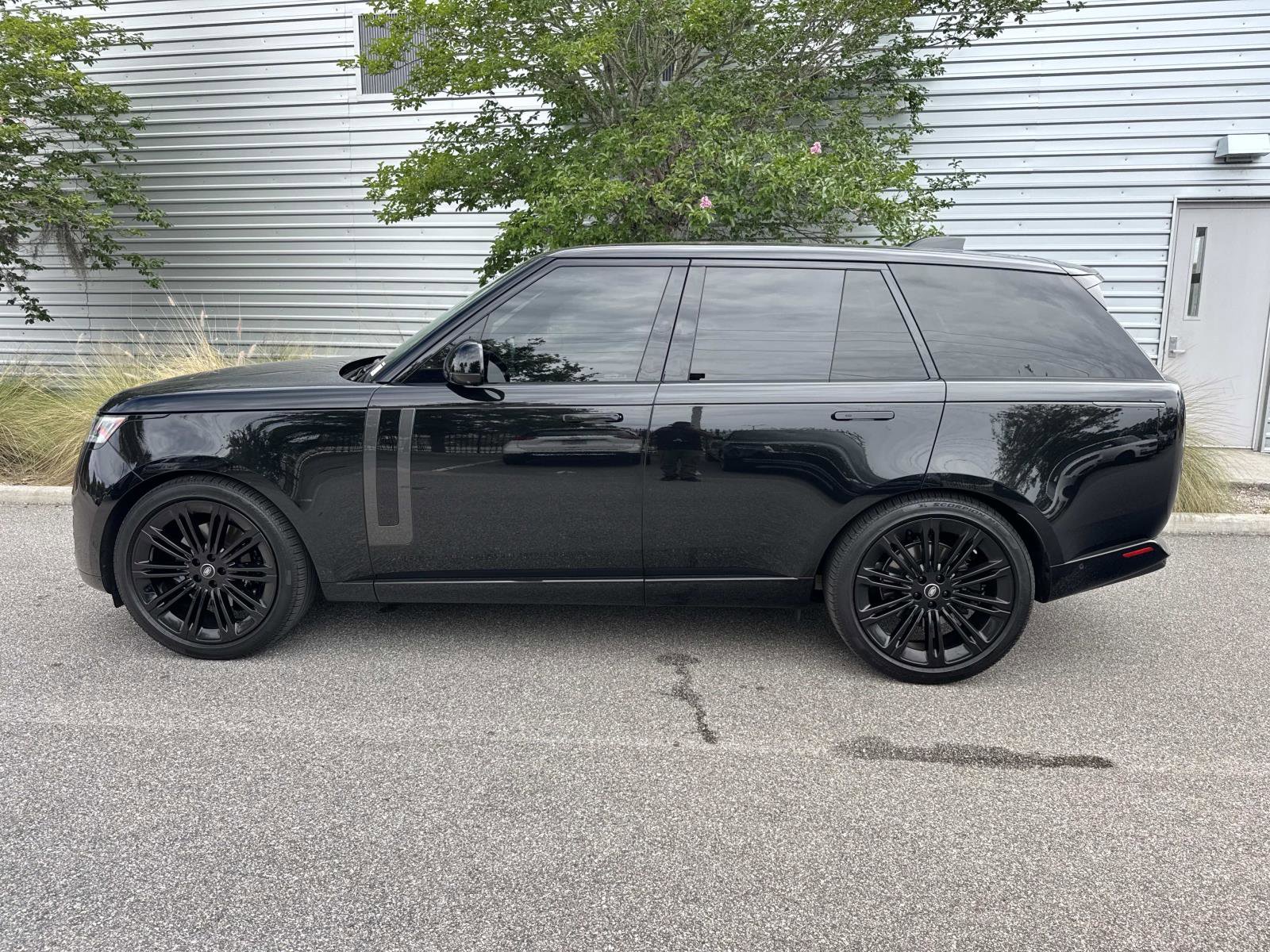 Certified 2025 Land Rover Range Rover SE AWD/4WD image 2