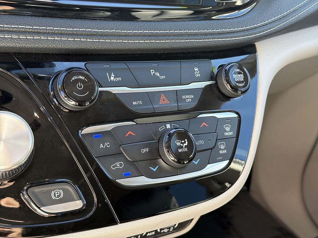 Used 2023 Chrysler Pacifica Touring-L FWD image 36