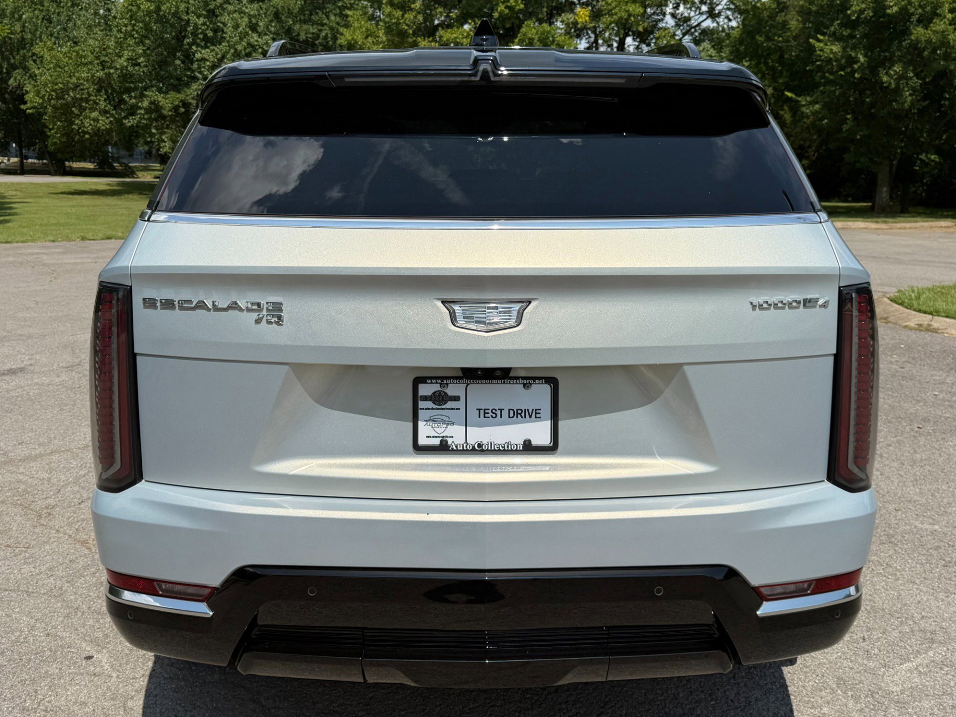 Used 2025 Cadillac Escalade IQ Luxury 2 image 6