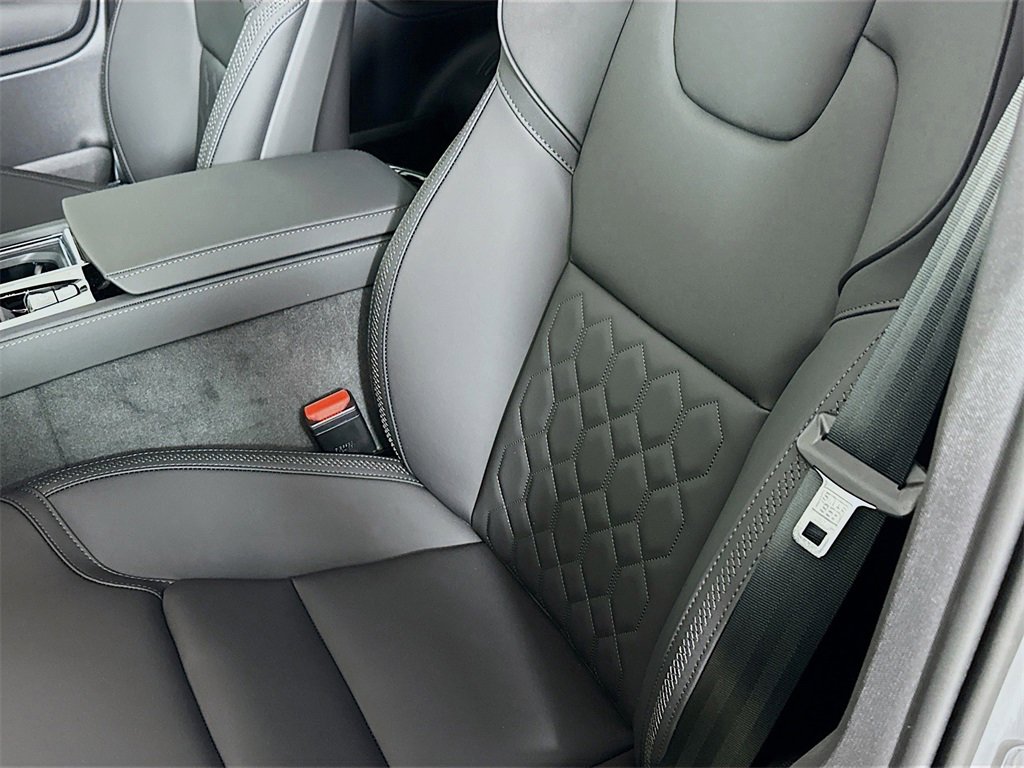 Used 2025 Volvo XC90 B5 Plus w/ Protection Package Premier image 9