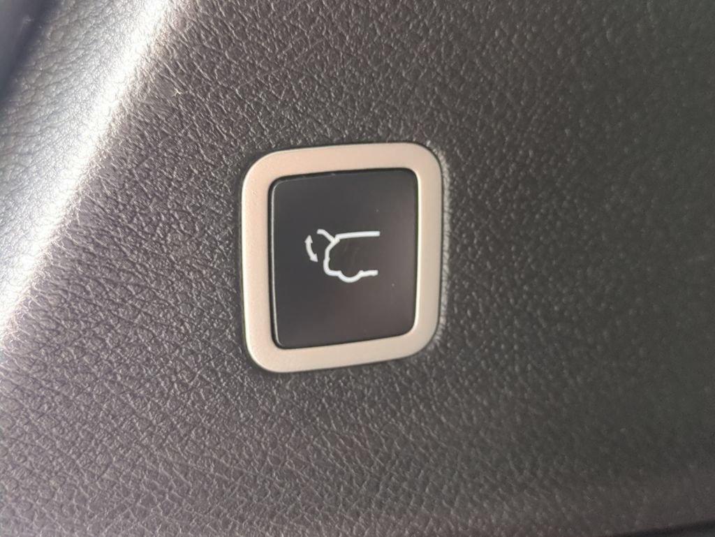 Used 2020 Chrysler Pacifica Touring w/ Advanced Safetytec Group FWD image 15