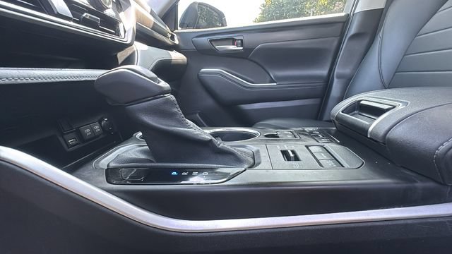 Used 2021 Toyota Highlander XLE AWD/4WD image 27