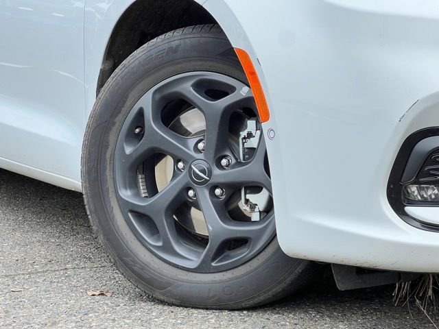Used 2024 Chrysler Pacifica Select image 2