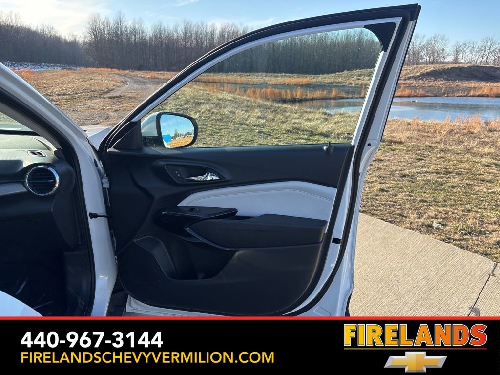 Certified 2025 Chevrolet Trax LT w/ LT Convenience Package image 25