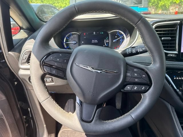 Used 2024 Chrysler Pacifica Premium FWD image 15