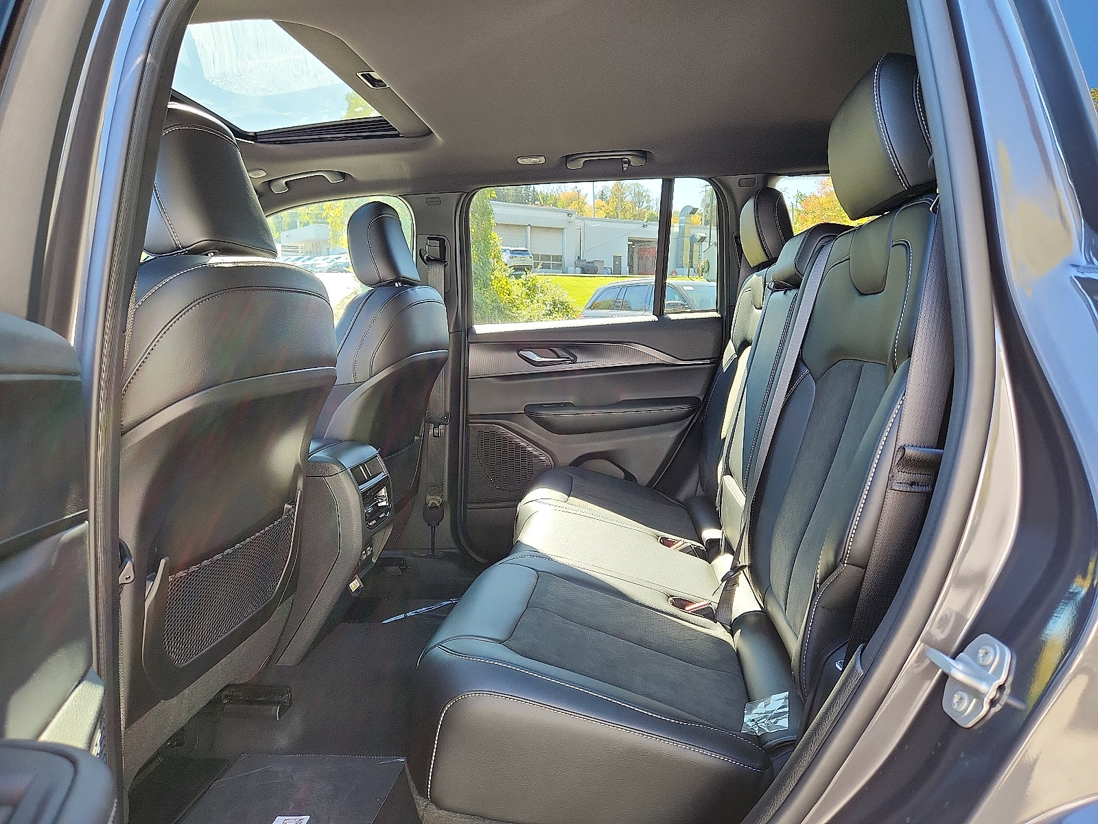 New 2025 Jeep Grand Cherokee Altitude image 6